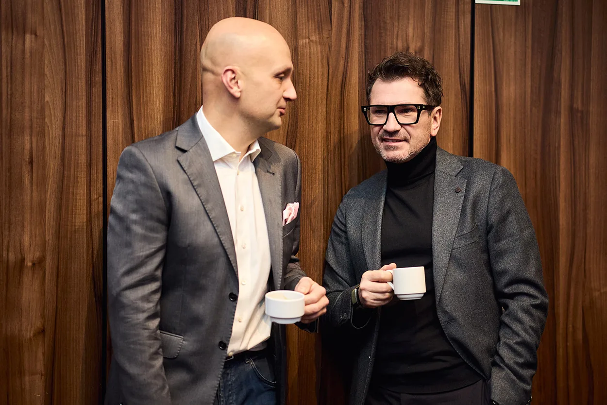 Uczestnicy rozmawiają przy filiżankach kawy podczas konferencji Leanpassion