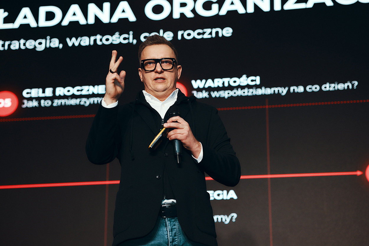 Radek Drzewiecki podczas pracy z uczestnikami